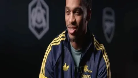 “明日赛事看点：张玉宁9号战袍亮相，大莲花赛前调试精彩瞬间”